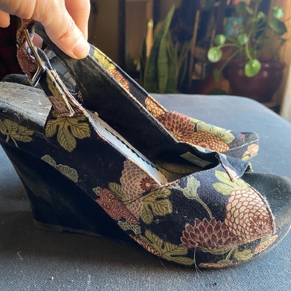 VINTAGE WEDGE HEELS - Picture 2 of 6